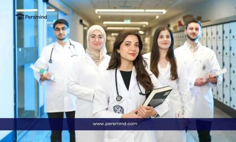 مجموعة طلاب طب دوليين يرتدون المعاطف البيضاء داخل ممر جامعي — مقال الدراسة في تركيا بدون IELTS: جامعات، برامج باللغة الإنجليزية، وبدائل رسمية للطلاب الدوليين.
