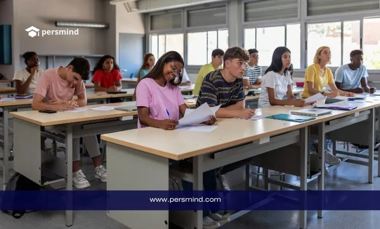 طلاب دوليون يجلسون في قاعة دراسية جامعية — مقال الدراسة في سويسرا بدون IELTS: جامعات، برامج باللغة الإنجليزية، وبدائل رسمية للطلاب الدوليين.