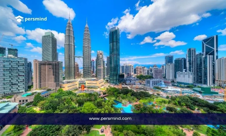 صورة لبرجي بتروناس التوأم في كوالالمبور وسط ناطحات السحاب، ترمز إلى فرص الدراسة في ماليزيا 2025