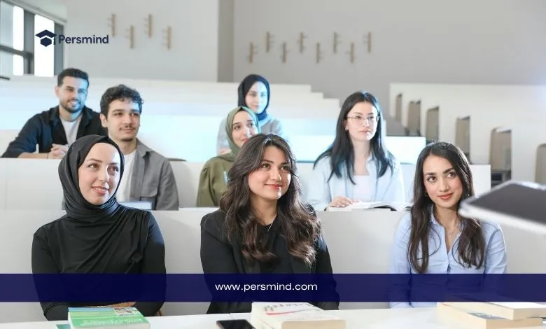 مجموعة طلاب دوليين يجلسون في قاعة محاضرات جامعية — مقال الدراسة في ماليزيا بدون IELTS: جامعات، برامج باللغة الإنجليزية، وبدائل رسمية للطلاب الدوليين.