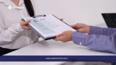 شخص يسلّم سيرة ذاتية مطبوعة في مقابلة رسمية، تعبير عن إعداد CV أكاديمي احترافي للمنح الدراسية والجامعات.
