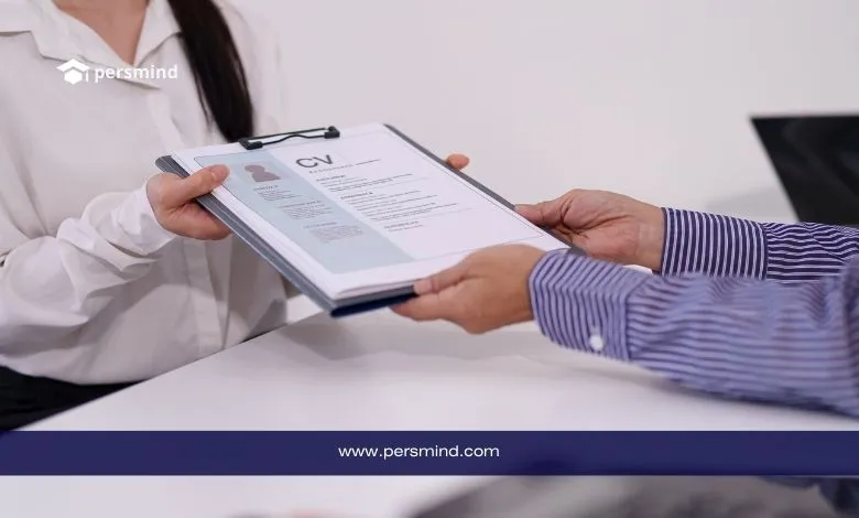 شخص يسلّم سيرة ذاتية مطبوعة في مقابلة رسمية، تعبير عن إعداد CV أكاديمي احترافي للمنح الدراسية والجامعات.
