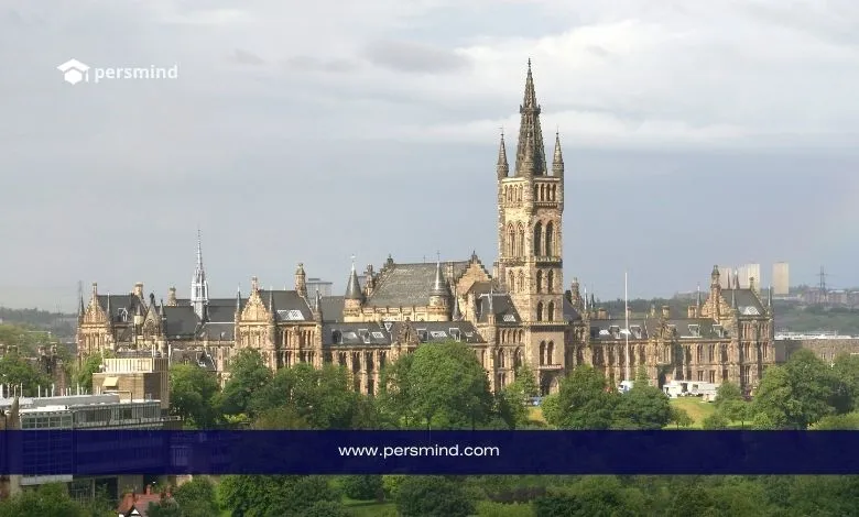 مبنى جامعي تاريخي ببرج مرتفع وحدائق خضراء – صورة معبرة عن الجامعات الألمانية التي توفر إعفاءً من رسوم التقديم للطلاب الدوليين 2025–2026.