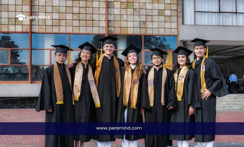 طلاب دوليون يرتدون زي التخرج الأكاديمي أمام مبنى الجامعة – صورة معبرة عن فرص القبول في الجامعات الأمريكية بدون رسوم تقديم للطلاب الدوليين.