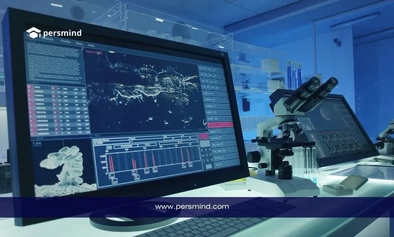 صورة بارزة لمقال معسكر الإلكترونيات الدقيقة (MEWC) بجامعة الملك عبدالله للعلوم والتقنية، تُظهر مختبرًا حديثًا مع ميكروسكوب وشاشة تعرض صور وتحليلات ميكروسكوبية متقدمة.