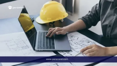 صورة بارزة لمقال معسكر الإلكترونيات الدقيقة (MEWC) بجامعة الملك عبدالله للعلوم والتقنية، تُظهر شخصًا يعمل على جهاز كمبيوتر محمول مع مخططات هندسية وخوذة أمان صفراء على الطاولة.