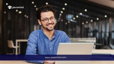 شاب يجلس أمام حاسوب محمول مبتسم، يمثل طالبًا أو باحثًا يقوم بإعداد أو استخدام نماذج خطاب توصية للمنح الدراسية والجامعات.