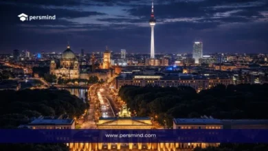 مشهد ليلي لمدينة برلين يظهر بوابة براندنبورغ وبرج التلفزيون ضمن مقال عن برنامج التبادل الثقافي CCP في ألمانيا