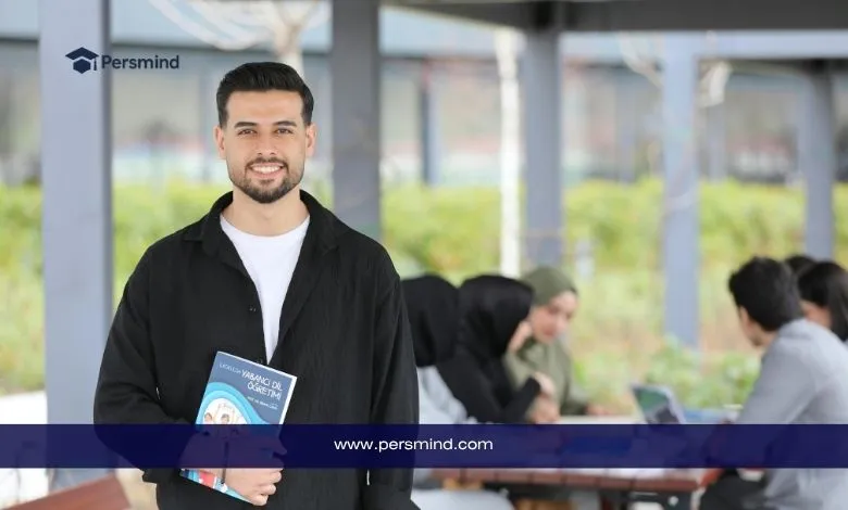 طالب دولي مبتسم يحمل كتابًا جامعيًا في الحرم الجامعي يمثل فرص المنح الدراسية في أستراليا بدون IELTS