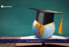 : صورة توضح كرة أرضية ترتدي قبعة تخرج فوق كتاب مفتوح، ترمز إلى فرص المنح الدراسية المجانية حول العالم