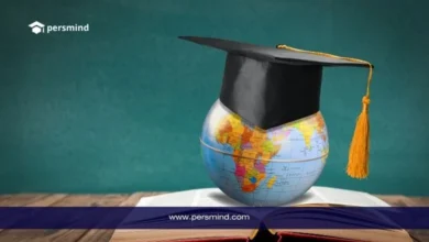 : صورة توضح كرة أرضية ترتدي قبعة تخرج فوق كتاب مفتوح، ترمز إلى فرص المنح الدراسية المجانية حول العالم