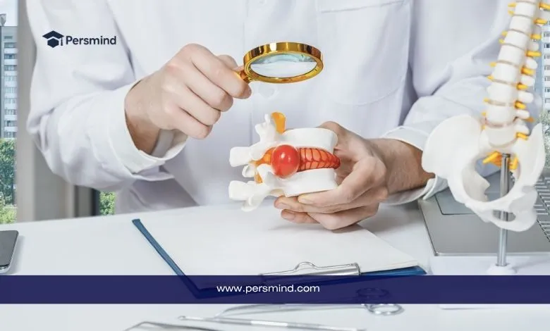 طبيب يستخدم عدسة مكبرة لفحص نموذج تشريحي أثناء دراسة الطب ضمن برامج منح دراسية ممولة بالكامل بدون IELTS