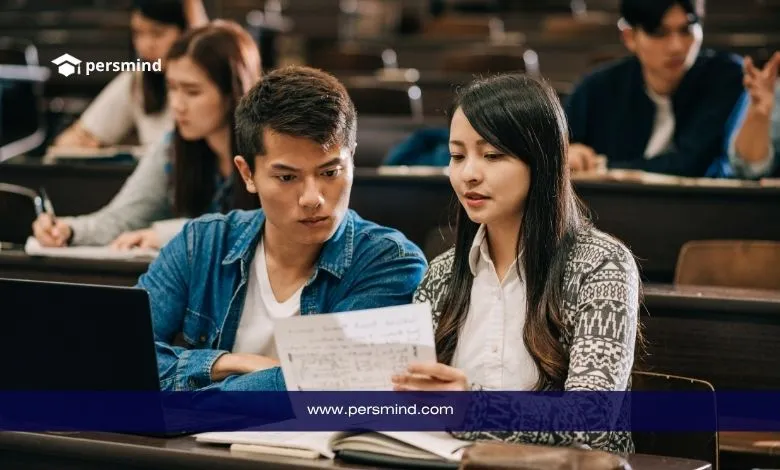 طلاب جامعيون في قاعة محاضرات يناقشون أوراق دراسية ضمن برامج منح الماجستير في الدول العربية
