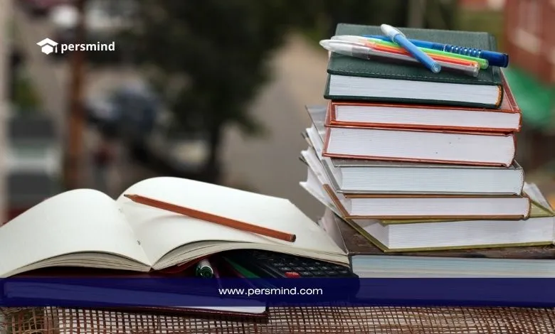 جموعة من الكتب وأقلام الدراسة تمثل فرص منح الماجستير في الدول العربية لعام 2025