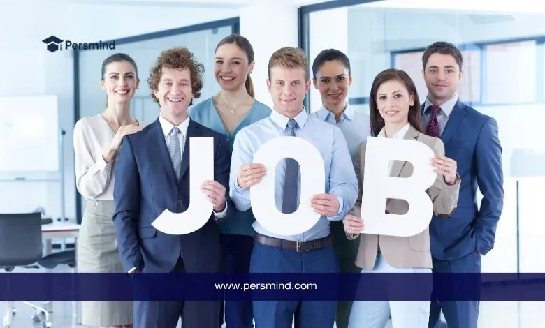 مجموعة من الموظفين المحترفين يحملون حروف كلمة JOB داخل مكتب حديث.