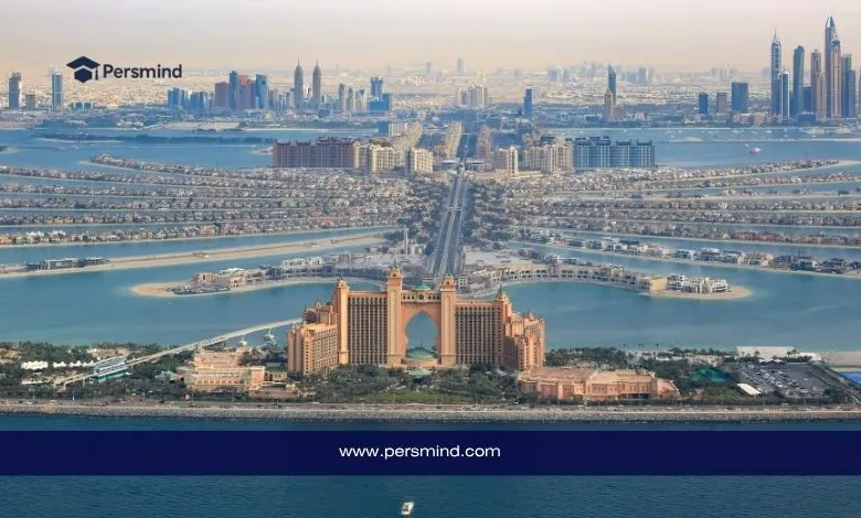 منتجع أتلانتس النخلة في دبي – إطلالة جوية على جزيرة نخلة جميرا ومشهد أفق المدينة.