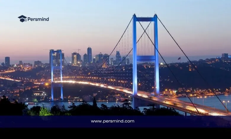 صورة لجسر البوسفور في إسطنبول وقت الغروب مضاءً بأضواء زرقاء، مع أفق المدينة المضيء في الخلفية وشعار Persmind في الأعلى.