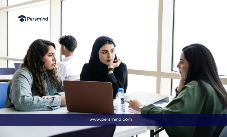 طالبات جامعيات في السعودية يتناقشن في قاعة دراسية حديثة ضمن برنامج منح جامعة الأمير سلطان.