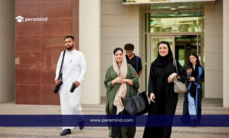 طلاب وطالبات يسيرون في حرم جامعة سعودية حديثة ضمن برنامج منحة جامعة نايف العربية للعلوم الأمنية.