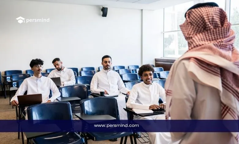 طلاب سعوديون داخل قاعة دراسية جامعية يتلقّون محاضرة في كلية طبية ضمن منحة كلية البترجي في السعودية.