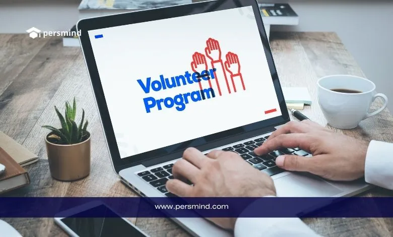 شخص يقوم بالتقديم على برنامج التطوع في مغامرات الكشافة عبر الإنترنت.