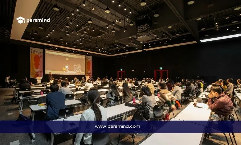 قاعة مؤتمر دولي تستضيف جلسة حوارية ضمن المؤتمر الدولي للشباب بمشاركة شبابية واسعة.