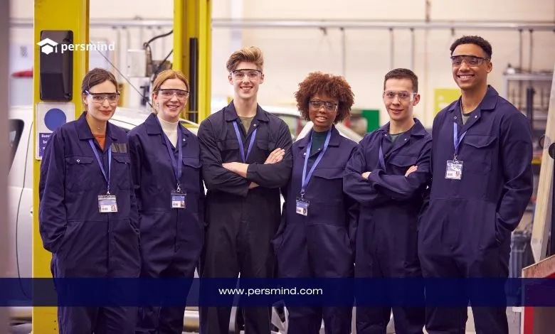 طلاب دوليون يشاركون في تدريب عملي ضمن برنامج وودز هول للتدريب الصيفي في الولايات المتحدة.