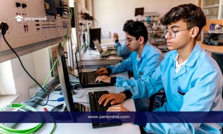 طلاب يتدربون في مختبر هندسي ضمن برنامج تدريب مؤسسة القاسمي في الإمارات العربية المتحدة