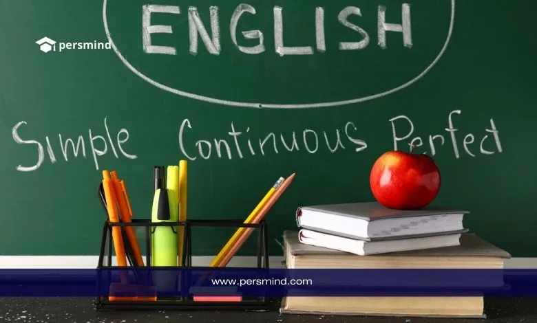 سبورة خضراء مكتوب عليها كلمة "ENGLISH" وكلمات "Simple, Continuous, Perfect" مع أدوات مدرسية وكتب وتفاحة حمراء على الطاولة، ترمز لتعلم اللغة الإنجليزية.