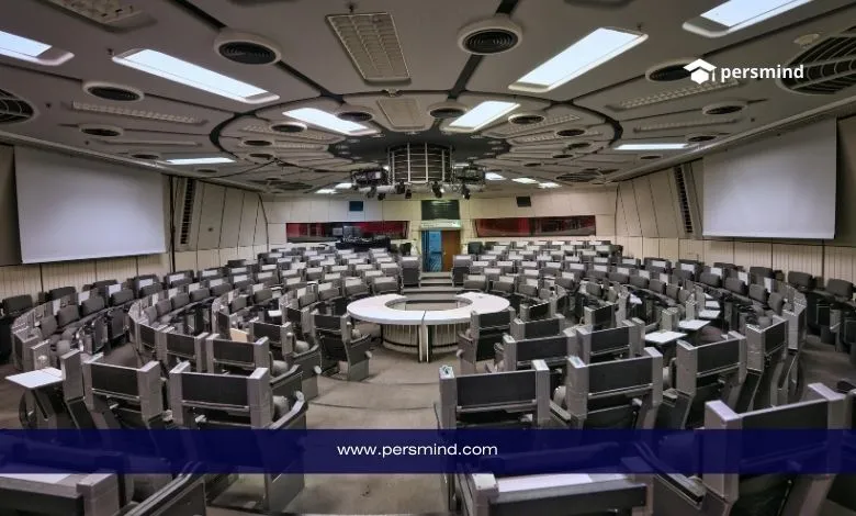 قاعة مؤتمرات حديثة تستضيف جلسات قمة الشباب الأوروبية في سويسرا ضمن مؤتمر دولي للشباب.