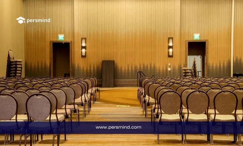 قاعة مؤتمرات فارغة بصفوف مقاعد ومنصة عرض استعدادًا لفعاليات قمة القيادة والدبلوماسية التكنولوجية في دبي 2026 – persmind.