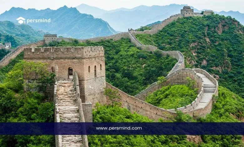 سور الصين العظيم يرمز إلى مؤتمر ينتشينغ العالمي في الصين ومشاركة الشباب الدوليين.