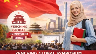 طالبة دولية مع معالم بكين ترمز إلى مؤتمر ينتشينغ العالمي في الصين.