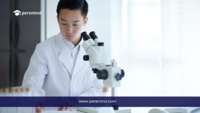 طالب باحث يعمل في مختبر علمي ضمن برنامج مدرسة فيينا الصيفية للعلوم الحيوية في النمسا