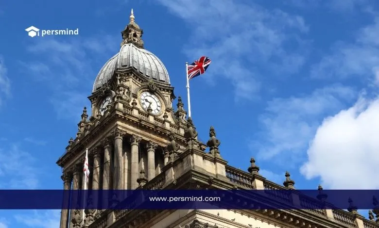 مبنى تاريخي في المملكة المتحدة مع العلم البريطاني يرمز إلى مسابقة جائزة سانجر الممولة بالكامل.