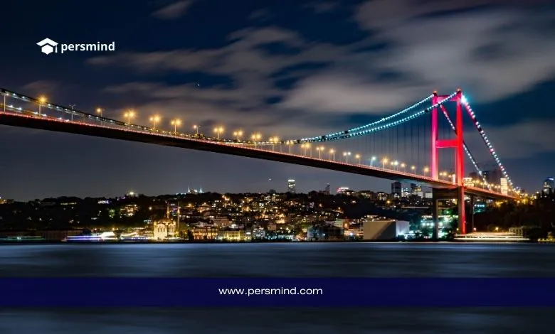 جسر البوسفور في إسطنبول مضاء ليلًا يرمز إلى منتدى الشباب الدولي في تركيا.