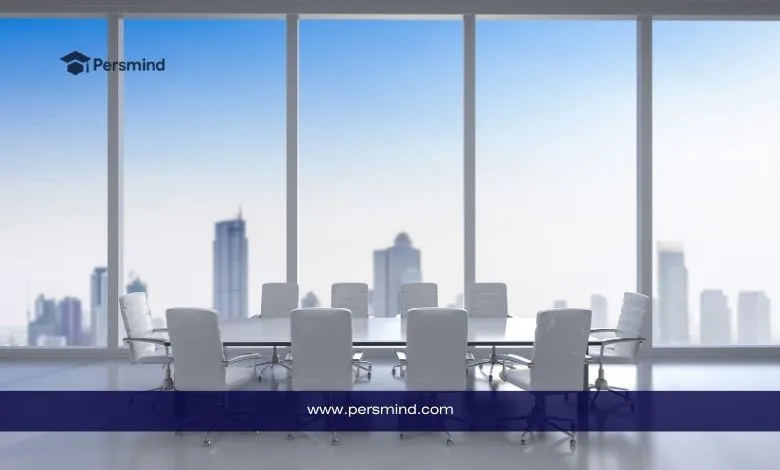 قاعة مؤتمرات حديثة مهيأة لجلسات منتدى تنمية الشباب بمشاركة شباب من دول مختلفة.