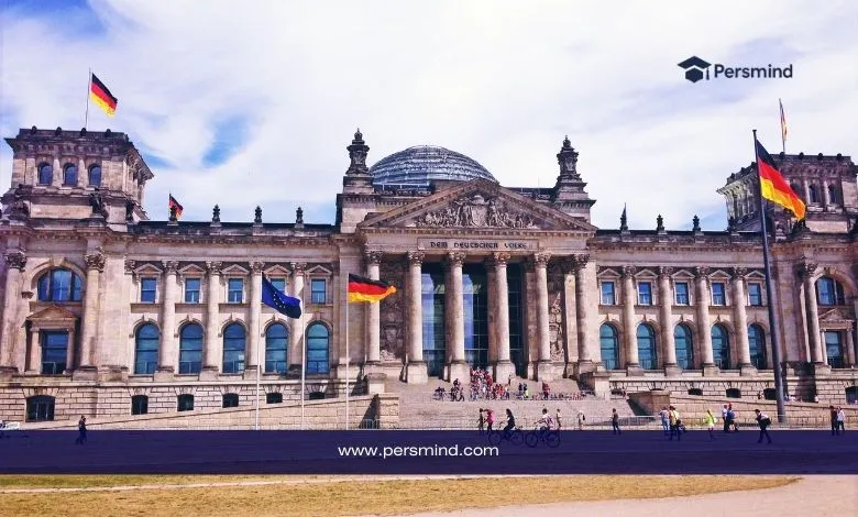 الجامعات الألمانية ضمن منح ألمانيا الممولة بالكامل للطلاب الدوليين مع مبنى الرايخستاغ في برلين