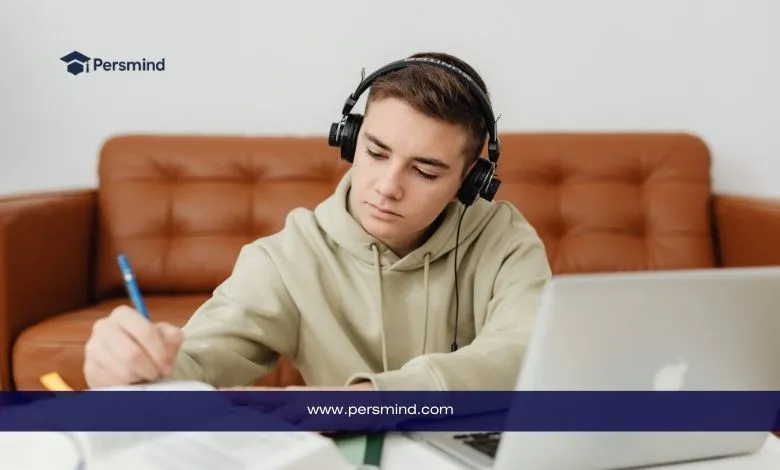 طالب دولي يدرس عبر منحة دراسية في بريطانيا باستخدام التعلم عبر الإنترنت ضمن المنح البريطانية الممولة بالكامل