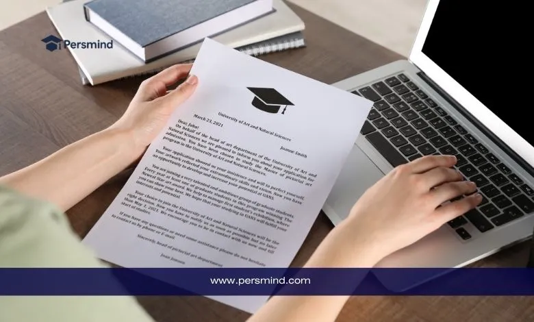 شخص يحمل ورقة تحتوي على خطاب أكاديمي أمام جهاز كمبيوتر محمول، يعبر عن خطوات التقديم والمستندات المطلوبة لمنح جامعة الشارقة للطلاب الدوليين عبر موقع بيرس مايند.