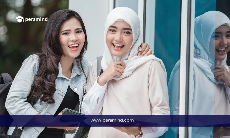 طالبتان دوليتان مبتسمتان تحملان جهازًا لوحيًا – صورة تعبر عن فرص الدراسة والمنح للطلاب الأجانب