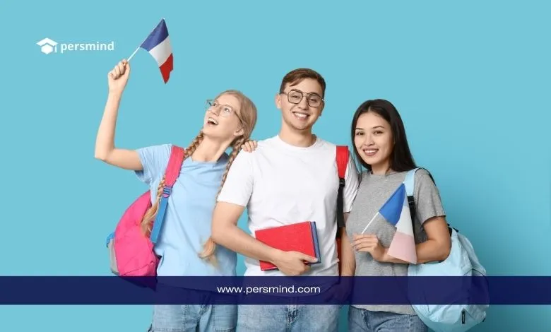 طلاب دوليون يحملون علم فرنسا – صورة لمقال منح فرنسا 2026 وفرص الدراسة الممولة في الجامعات الفرنسية