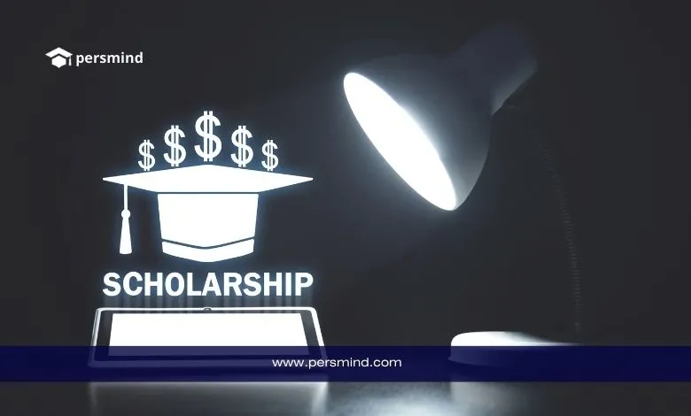 صورة رمزية توضح مفهوم المنح الدراسية، تتضمن قبعة تخرج مضاءة مع رموز الدولار وعنوان كلمة "Scholarship" تحت ضوء مصباح مكتبي، في إشارة إلى الدعم المالي الكامل الذي تقدمه المنح الدراسية.