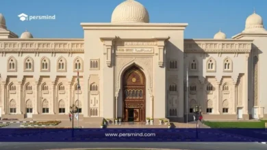 واجهة الجامعة القاسمية في الشارقة بتصميمها الإسلامي الفخم وقببها الذهبية تحت سماء زرقاء صافية