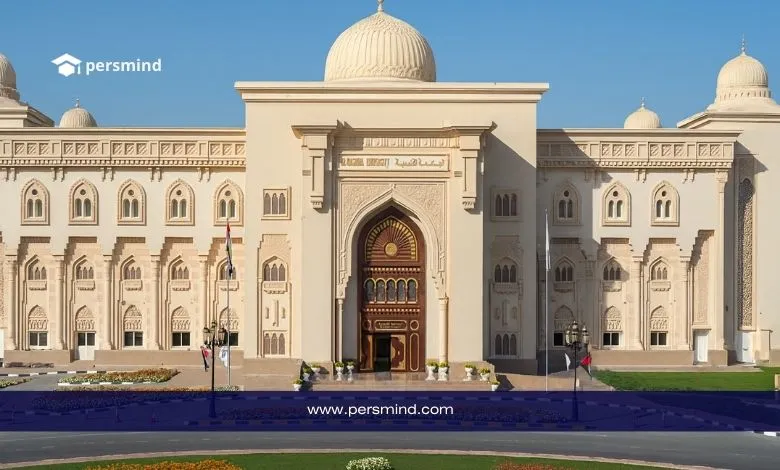 واجهة الجامعة القاسمية في الشارقة بتصميمها الإسلامي الفخم وقببها الذهبية تحت سماء زرقاء صافية