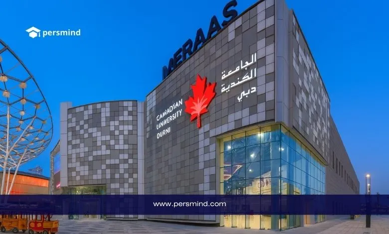 منحة الجامعة الكندية في دبي مع شعار Persmind في الأعلى ومبنى Meraas العصري في الخلفية خلال المساء.