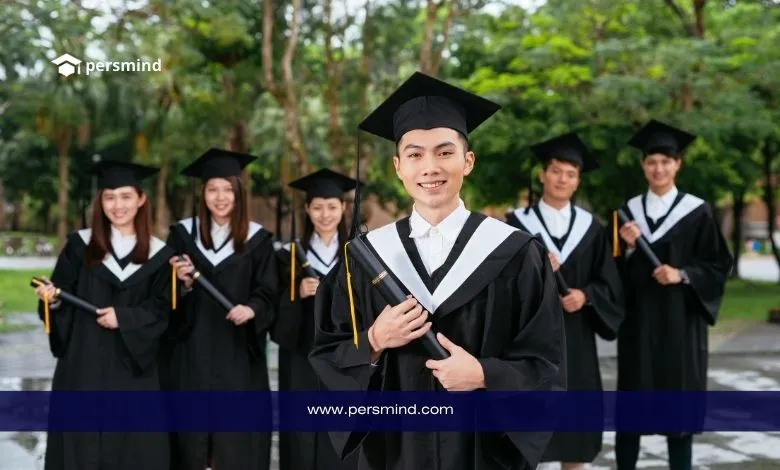 طلاب دوليون يرتدون زي التخرج في جامعة صينية ضمن منحة الحكومة الصينية الممولة بالكامل.