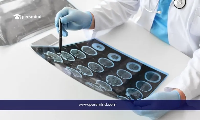 طبيب يفحص صور أشعة للدماغ في مختبر طبي – توضيح للبحث الطبي والتعليم العملي ضمن منحة الطب في جامعة خليفة بالإمارات.