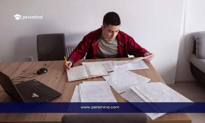 طالب يراجع أوراقه الدراسية استعدادًا للتقديم على منحة جامعة إيوتفوش لوراند في المجر.