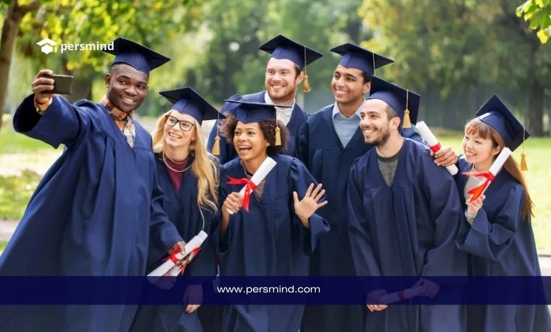 مجموعة طلاب دوليين يحتفلون بالتخرج مرتدين الأرواب الأكاديمية – تمثيل لنجاح خريجي منحة جامعة الإمارات العربية المتحدة 2026.